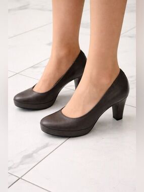 DorKing Leather Platform Pumps Dark Taupe 3” Heels Sz 37